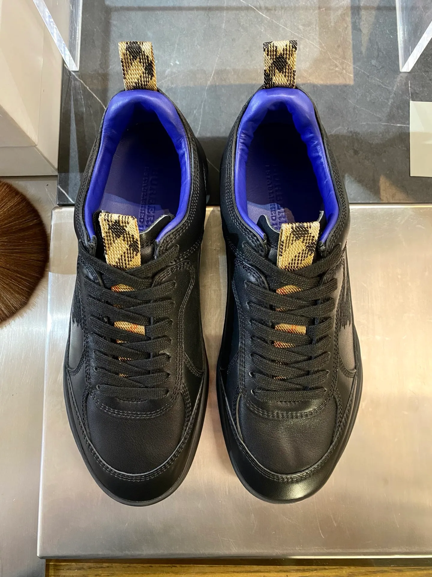 Men's men's shoes💰p420 "Burber＊" SU25 new MATRIX retro sneakers in calfskin. The main style of the summer fashion show is retro and casual, lightweight and comfortable. Burberry made its debut at the brand's 2025 summer fashion show. Made of refined Italian leather with tonal topstitching details, it's inspired by sporty design. Paired with lightweight soles and Burberry check sneakers, they are embellished with embroidery of the brand's Equestrian Knight logo (EKD). - Lace-up design - EKD embroidery on the side - EKD embroidery on the sole Size 38-44